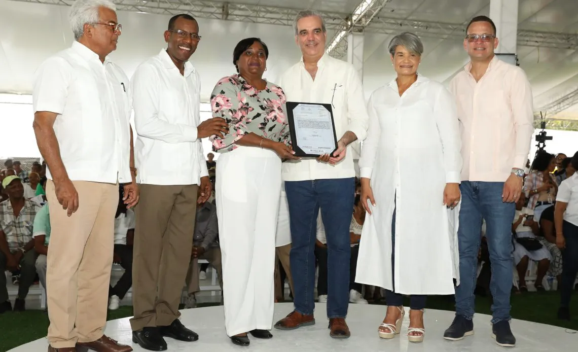 Abinader-entregando-titulos-1140x694