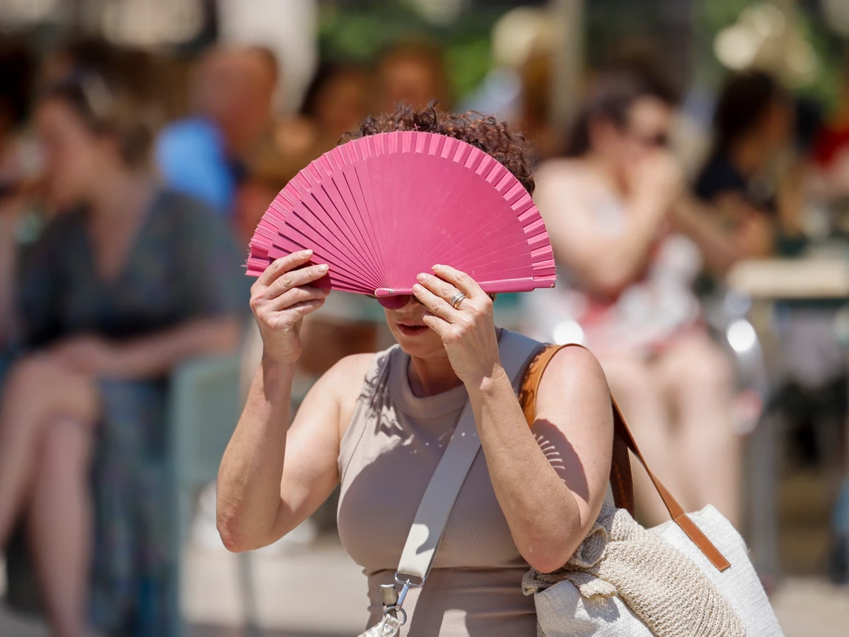 mujer-protege-abanico-sol-calor_103