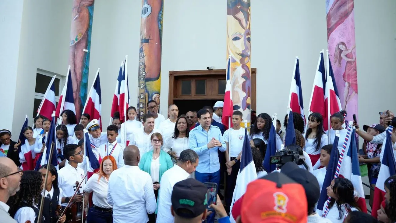 Ministro de Cultura Roberto Ángel Salcedo con estudiantes y entidades del sector cultural