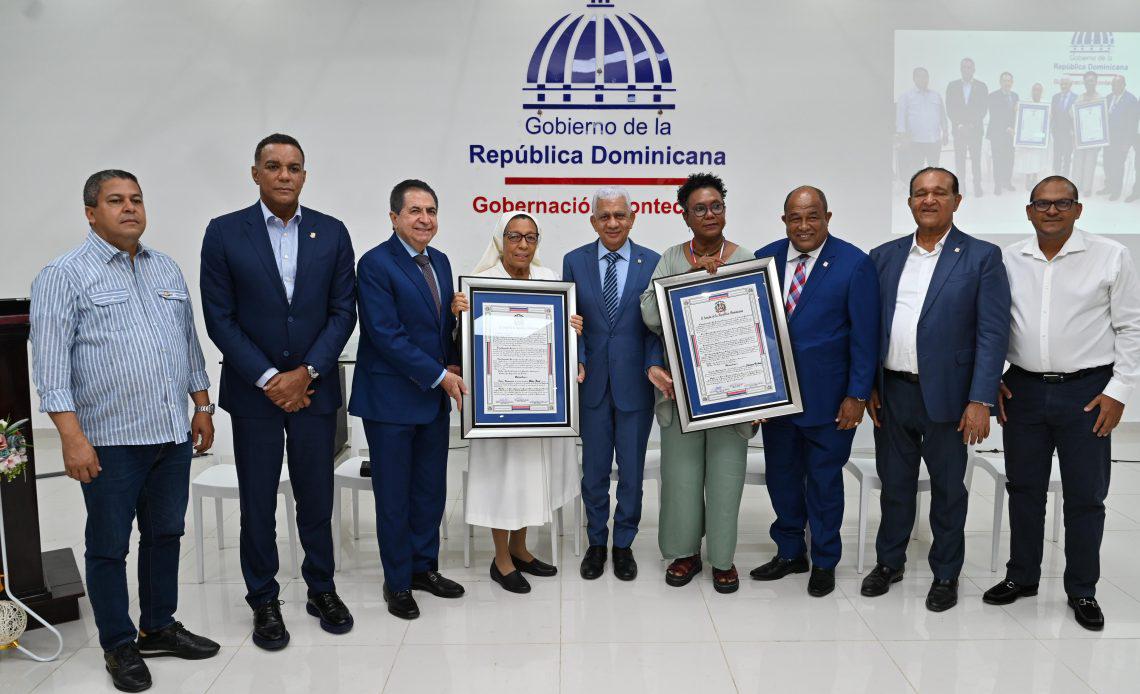 Senado-reconoce-a-Xiomara-Fortuna-y-a-Centro-Educativo