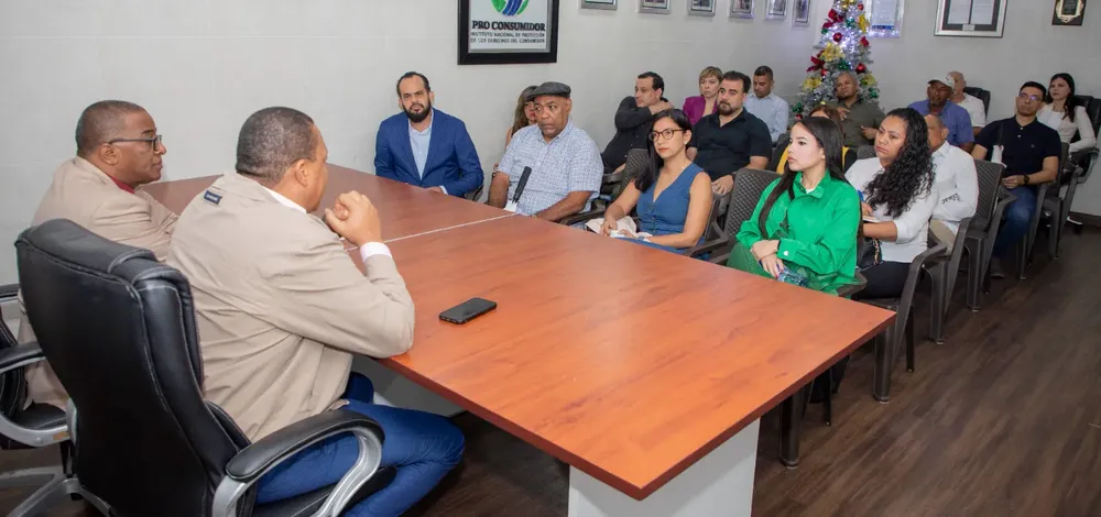 El-director-ejecutivo-de-Pro-Consumidor-Eddy-Alcantara-en-una-reunion-reciente-con-representantes-de-empresas-embotelladoras-de-agua