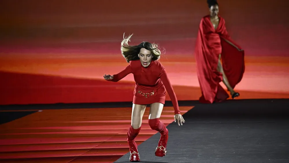 La-cantante-Belinda-protagoniza-caida-en-pasarela-AFP