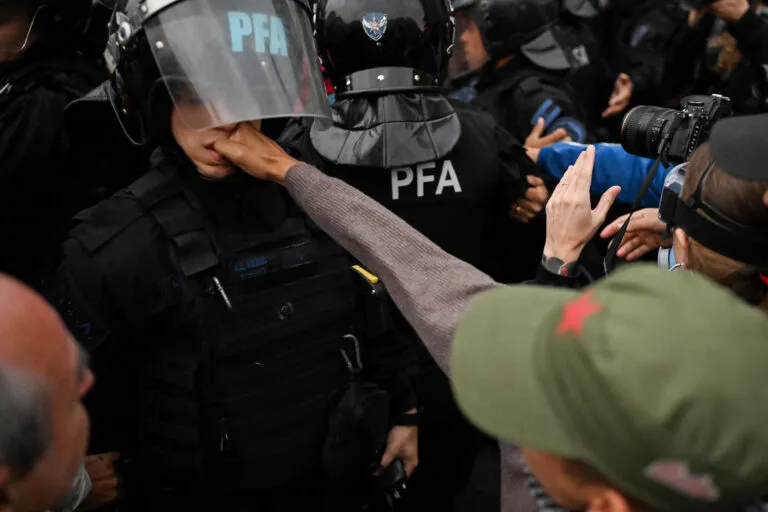 AFP__20251125__862R9KE__v2__HighRes__ArgentinaEconomyPensionersProtestAfpPicturesOfT-768x512