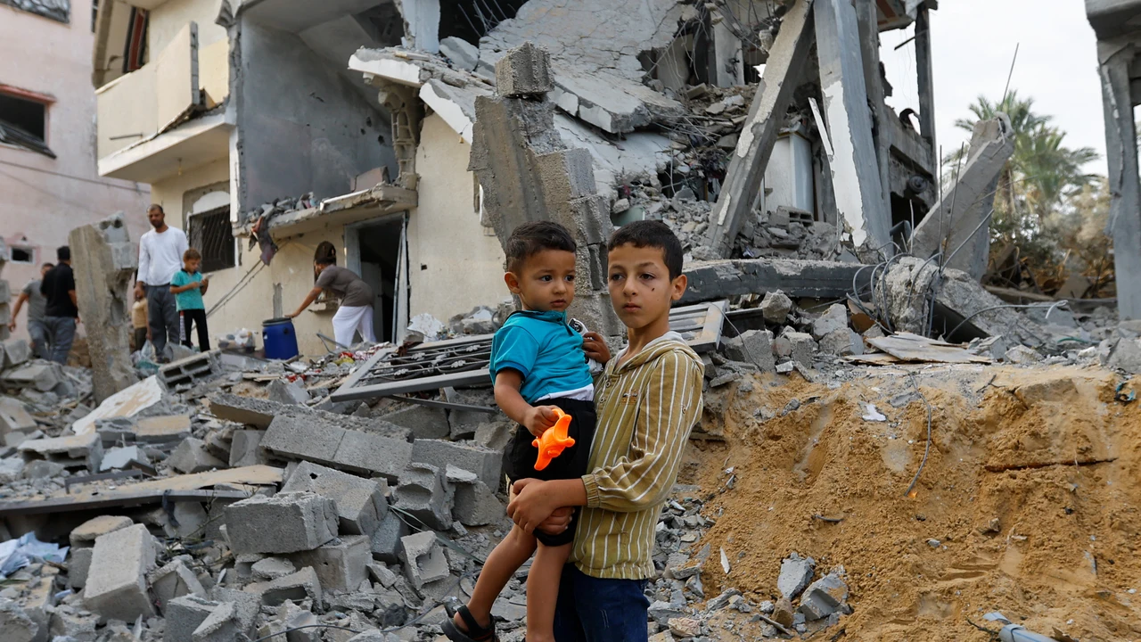 dos-ninos-palestinos-escombros-khan-younis-sur-franja-gaza_69