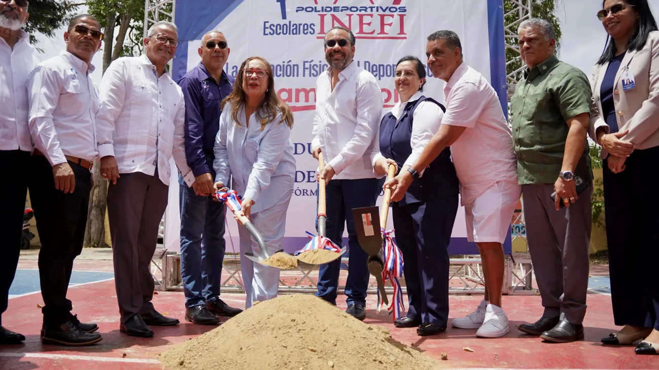 PIE DE FOTO TECHADO SANTIAGO 1 El director ejecutivo del Instituto Nacional de Educación Física, Alberto Rodríguez Mella, junto a otros funcionariosn gubernamentales, da el palazo de honor para el techado e