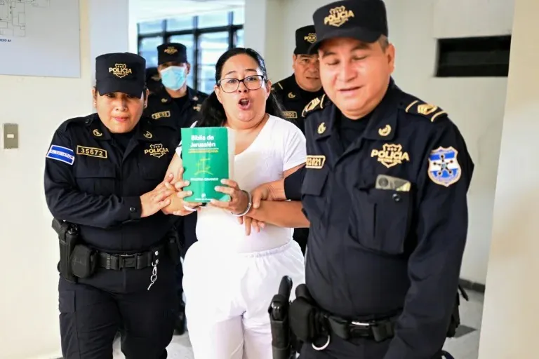 La-abogada-y-activista-de-derechos-humanos-salvadorena-Ruth-Lopez-es-escoltada-por-la-policia-a-una-vista-en-el-centro-judicial-Isidro-Menendez