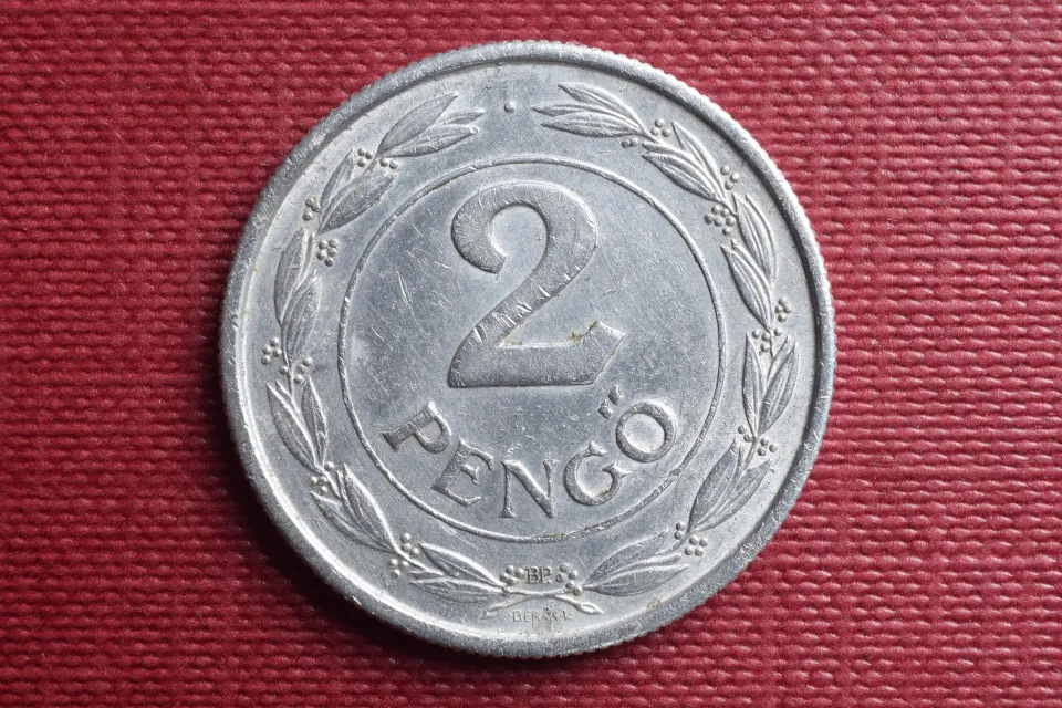 Moneda-Hungria-shutterstock_1948185757