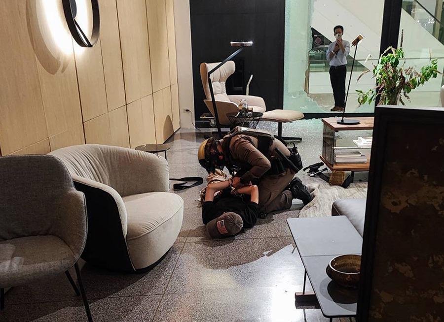 Un-menor-de-14-años-mata-a-tres-personas-en-un-tiroteo-en-un-lujoso-centro-comercial-de-Bangkok-1