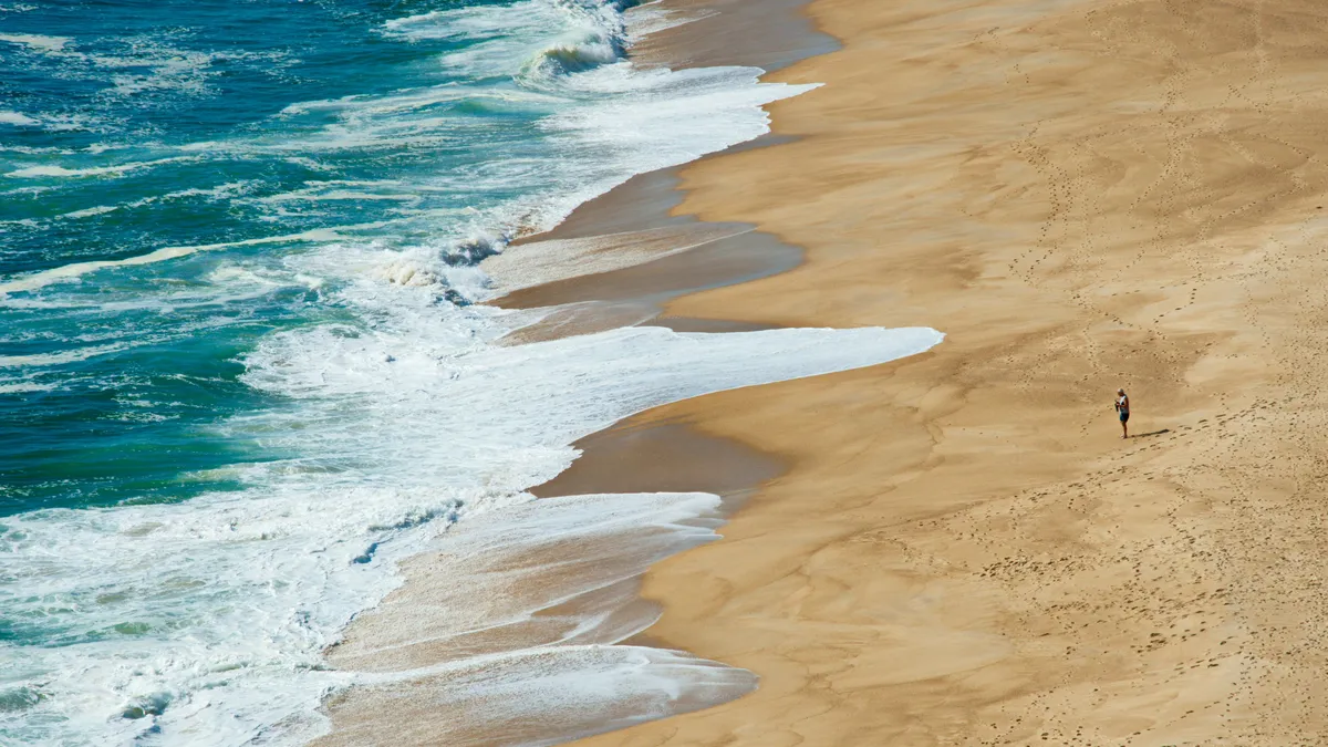 arena-playa-unsplash_d78a