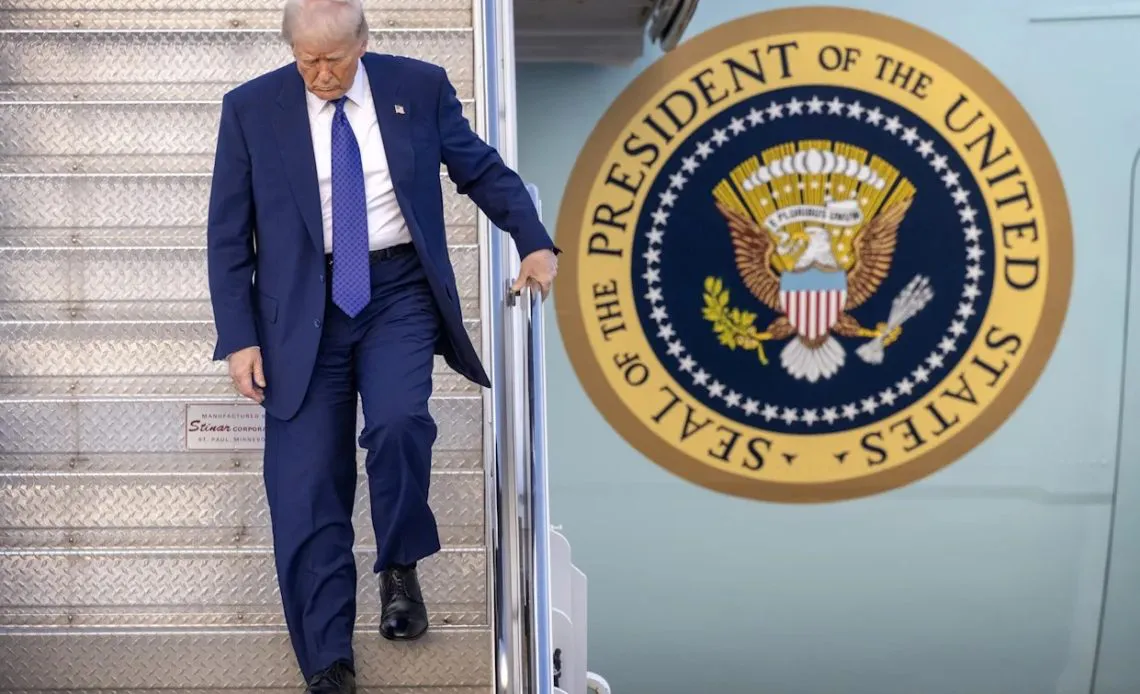 Air-Force-One-Donald-Trump-1140x694