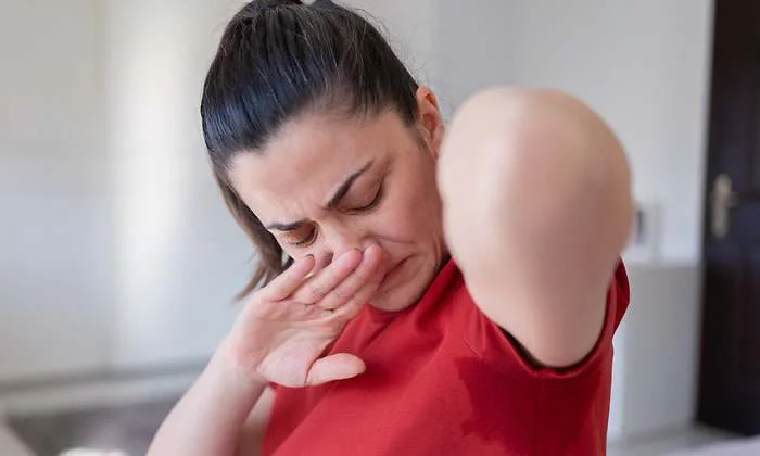 700x420_mujer-con-mal-olor-corporal