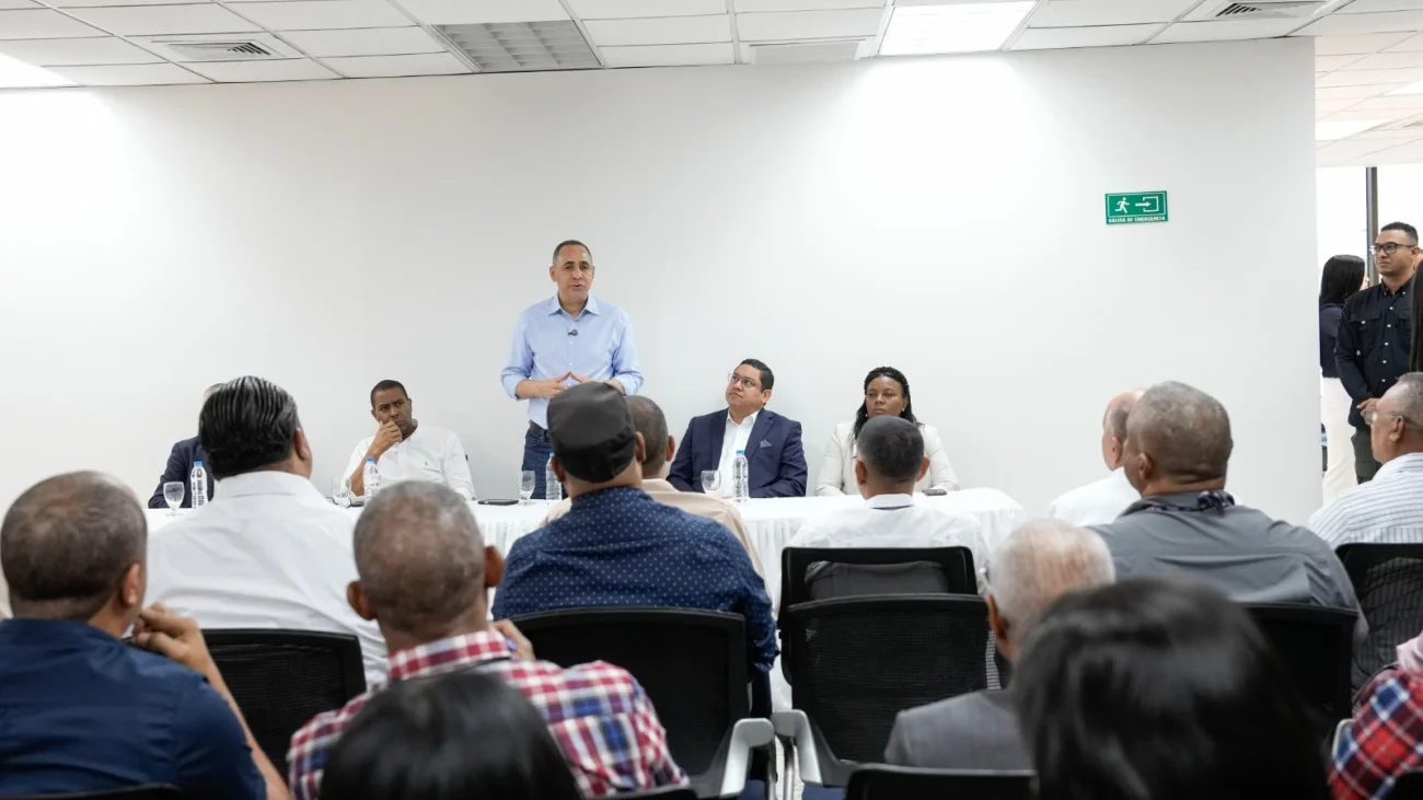 Foto 3 El titular de Aduanas, Nelson Arroyo reunido con Melquiades Cabrera, encargado de la Oficina regional zona norte y otros funcionarios de la DGA.