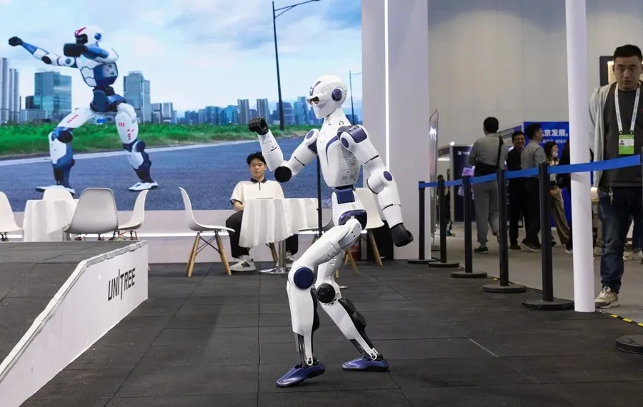 Los-robots-chinos-pasan-del-espectaculo-a-realizar-tareas-cotidianas-