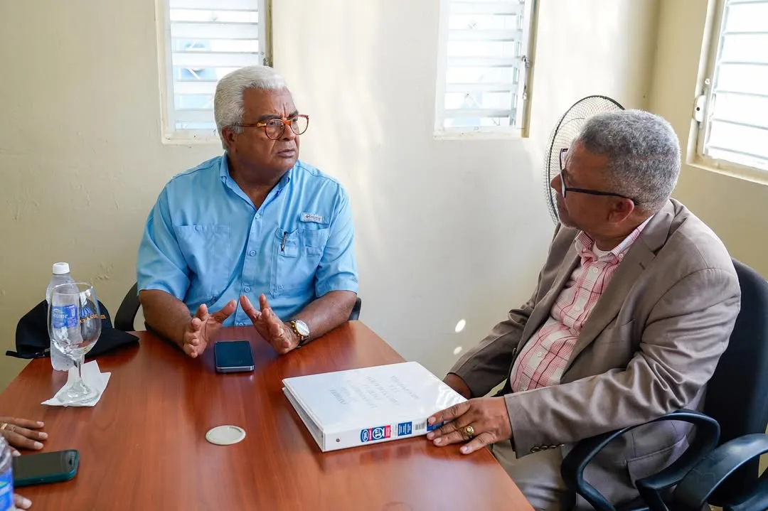 Reunión de Trabajo en San Juan de la MaguanaEl Dr. Rafael A. Burgos Gómez, Director General de @dgbnrdo y @cea_rd, sostuvo una importante reunión con Rogelio Turbi, Encargado Provincial de Bienes Nacionales (1)