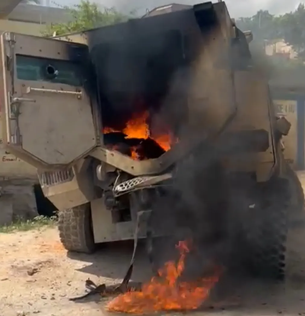 quema vehiculo policial haitiano.
