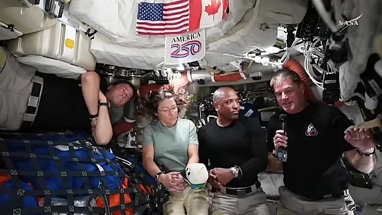 VIDEO-astronautas-artemis-vuelven-tierra--758x424