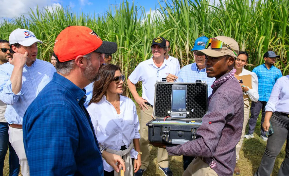 La-embajadora-de-los-Estados-Unidos-pudo-constatar-como-opera-el-sistema-de-registro-biometrico-de-los-trabajadores-agricolas-en-los-campos-de-Central-Romana-1140x694