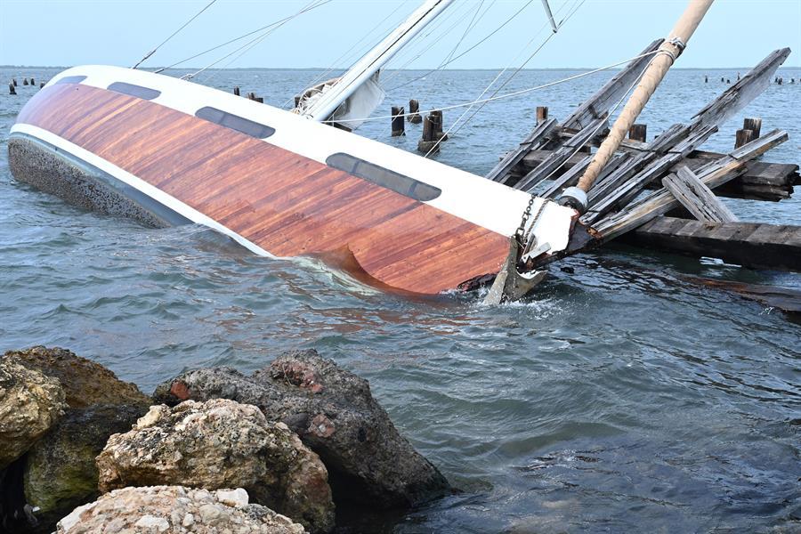 barco-hundido-debido-al-paso-del-huracan-Beryl