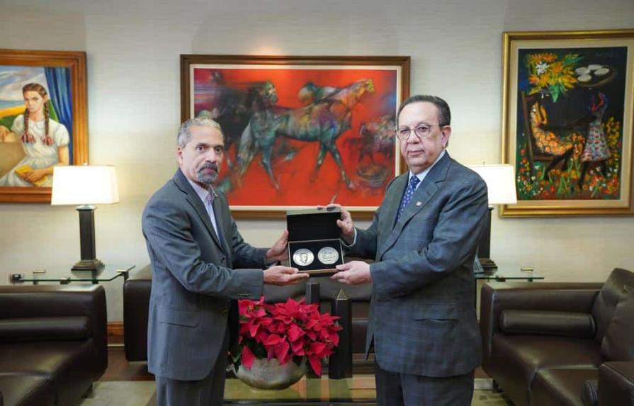 foto-2-juan-pablo-uribe-entrega-la-medalla-del-cacique-enriquillo-a-hector-valdez-albizu-2897c0a4-focus-min0.02-0.29-895-573