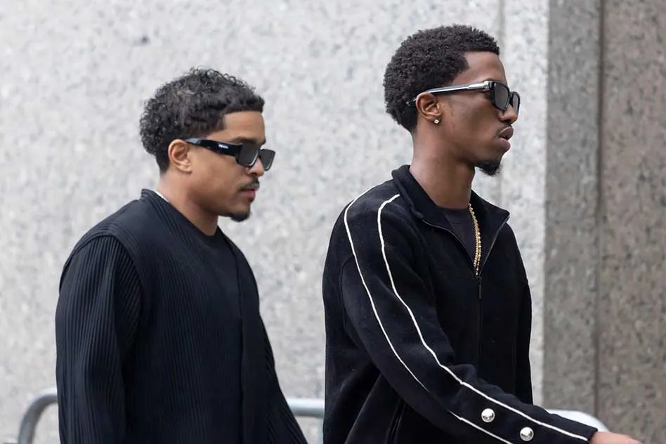 Dos-de-los-hijos-del-rapero-Diddy-Sean-Combs-salen-de-la-corte-y-no-dieron-declaraciones-a-los-medios.-EFE