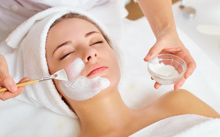 Woman-in-mask-on-face-in-spa