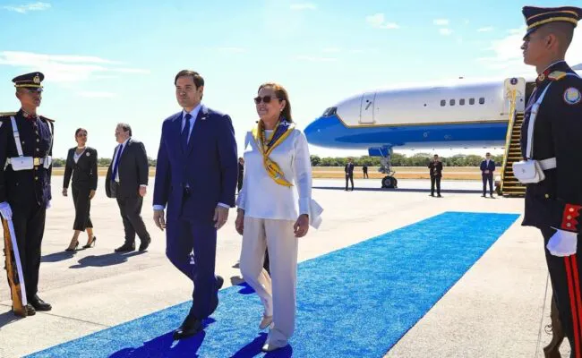 Marco-Rubio-recibido-en-El-Salvador.-650x400