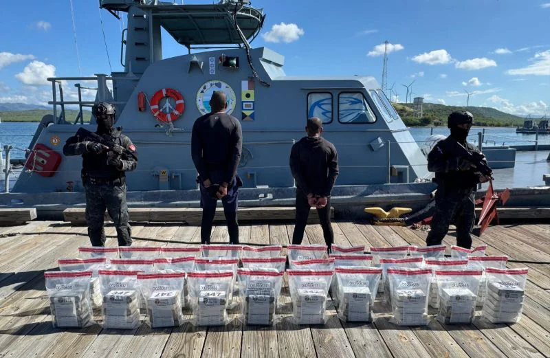 DNCD-decomisa-alijo-de-cocaina-en-narcolancha-y-detiene-dos-hombres-en-Bani-800x521