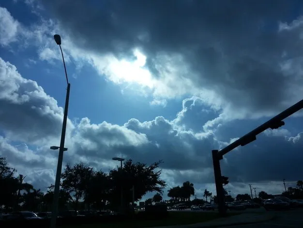 vista-angulo-cielo-nublado-sobre-calle_1048944-21161786