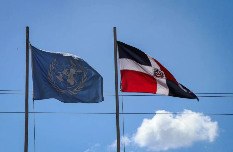 Banderas-ONU-y-RD-900x585