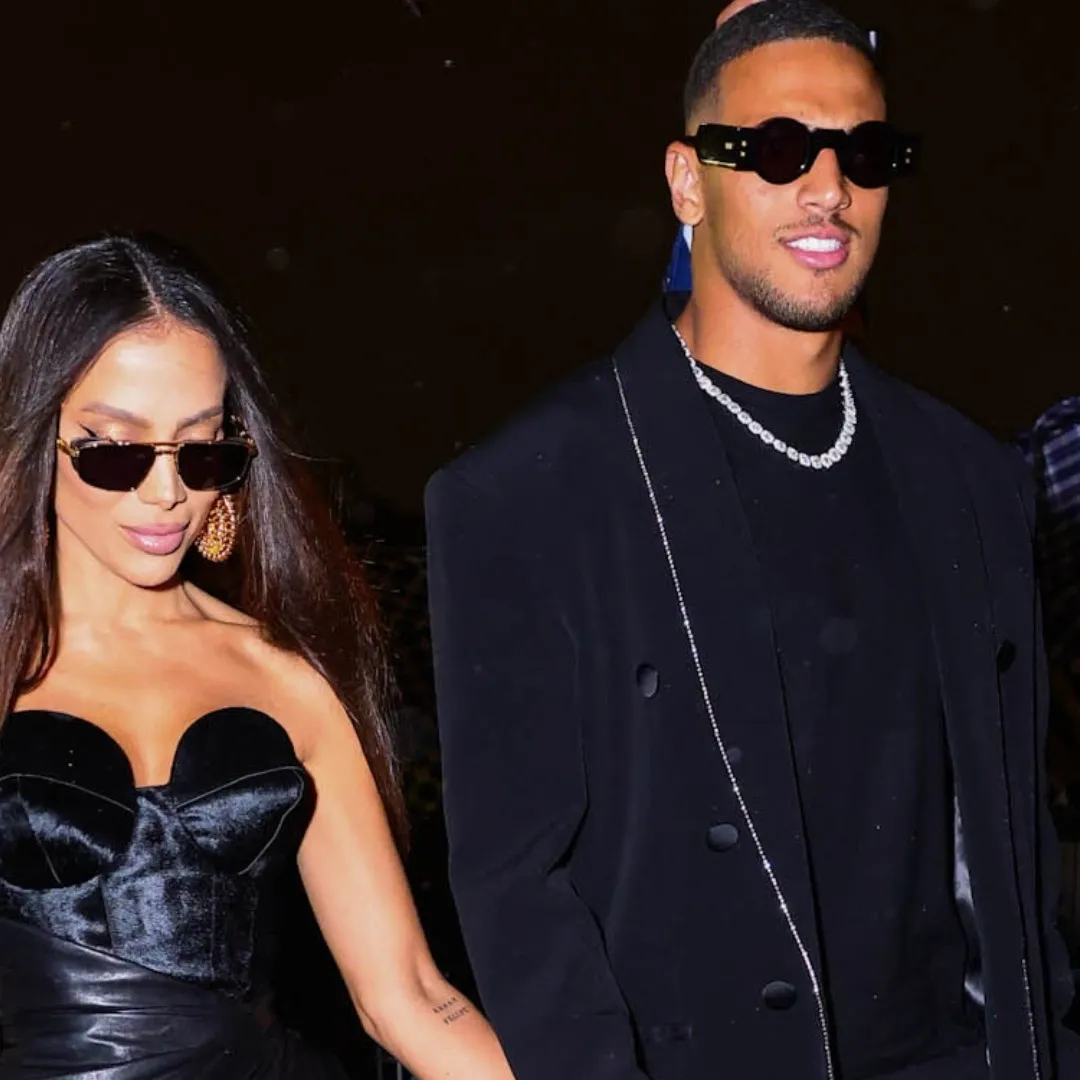 anitta-chega-de-maos-dadas-com-vinicius-souza-em-desfile-em-paris-1727293189285_v2_1x1
