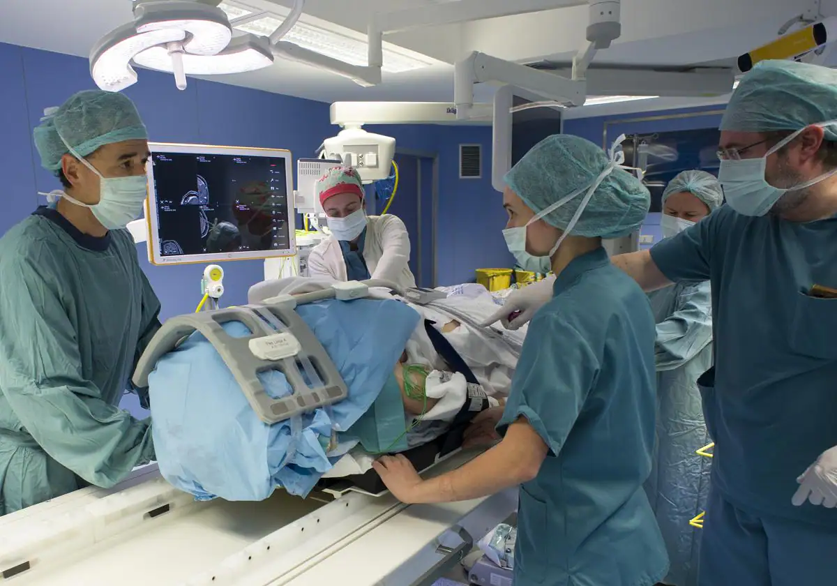 archivo-operacion-tumor-cerebral-kj3E-U6012993737034WE-1200x840@abc