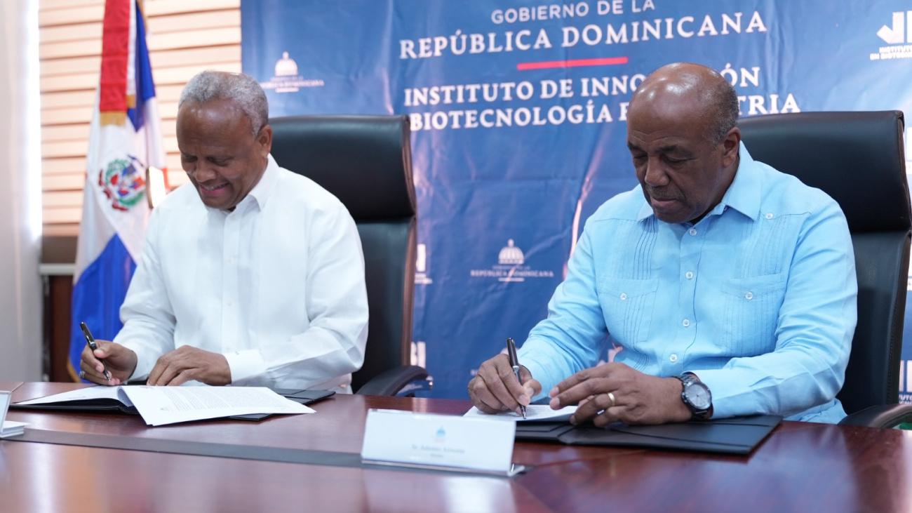 Ministro Antonio Almonte y Osmar Olivo Director EJecutivo IIBI