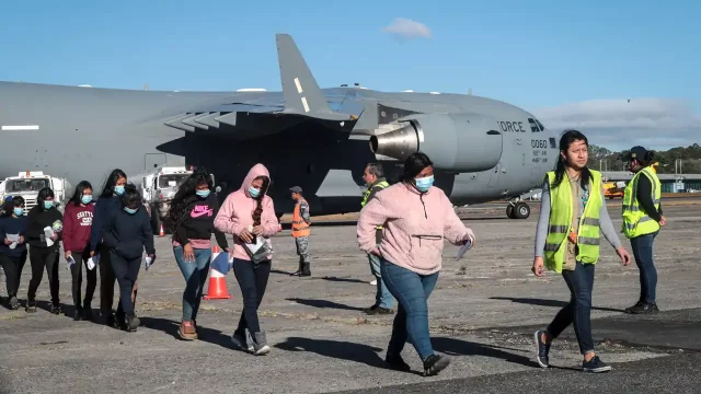migrantes-aviones-640x360
