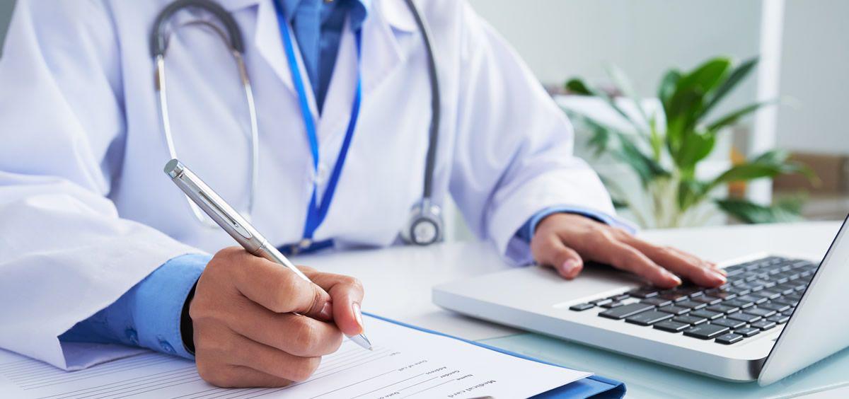 profesional-medico-en-una-videoconsulta-foto-freepik