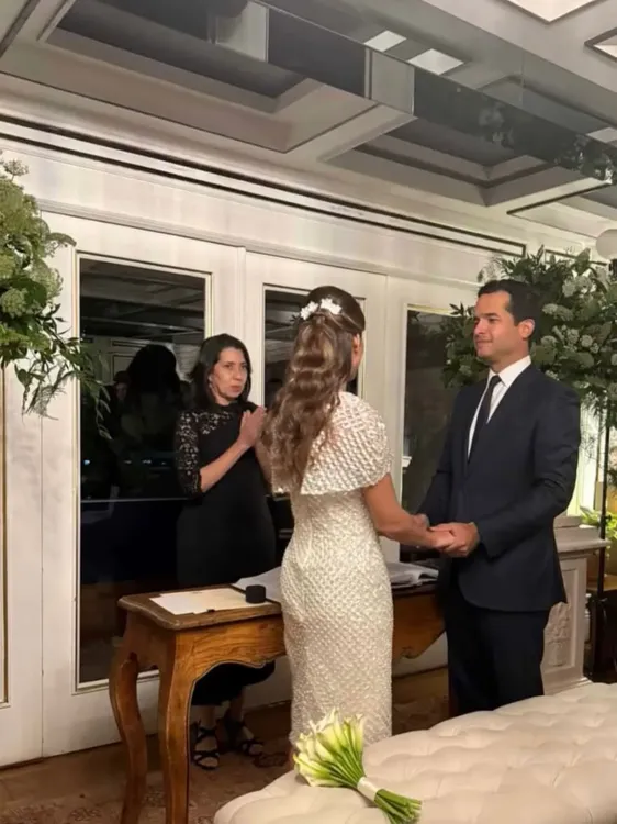 Hermosos! Feliz unión a los novios.