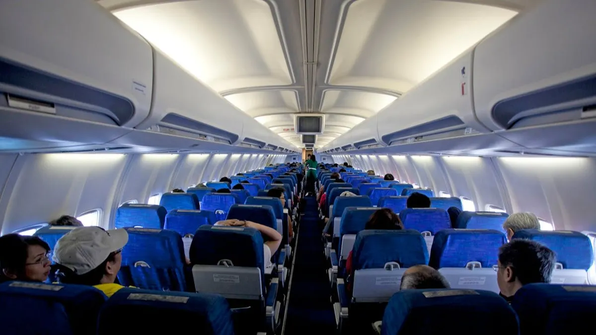 las-luces-del-avion-se-apagan-en-el-despegue-y-el-aterrizaje-por-seguridad_c514