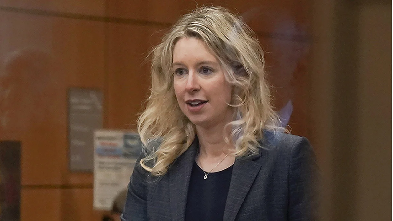 111622-kgo-ap-elizabeth-holmes-courtroom-img