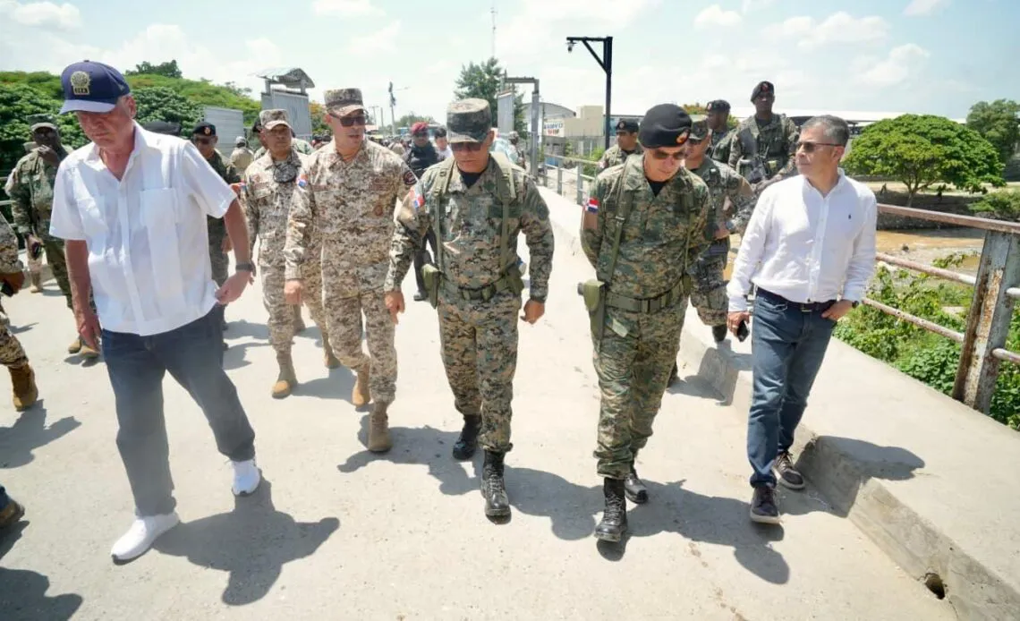 Asesores-del-Poder-Ejecutivo-realizan-recorrido-por-la-frontera-junto-al-MIDE-1140x694