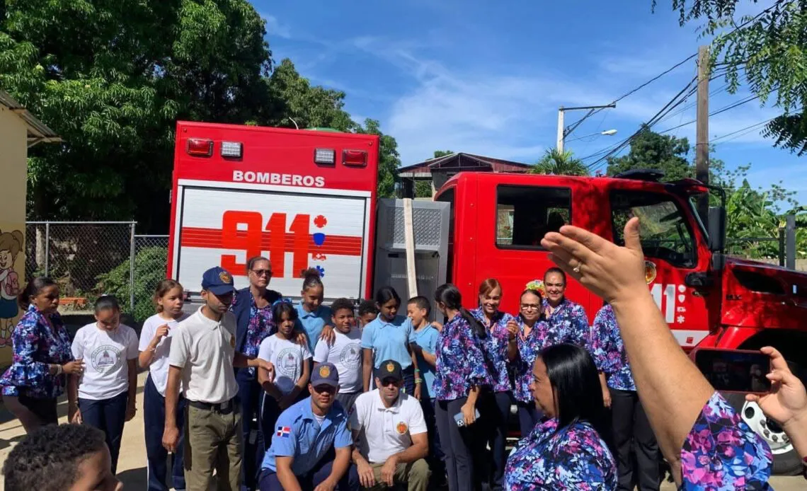 Cuerpo-de-Bomberos-realiza-jornada-de-prevencion-de-incendios-en-escuelas-de-Mao-Valverde-1140x694
