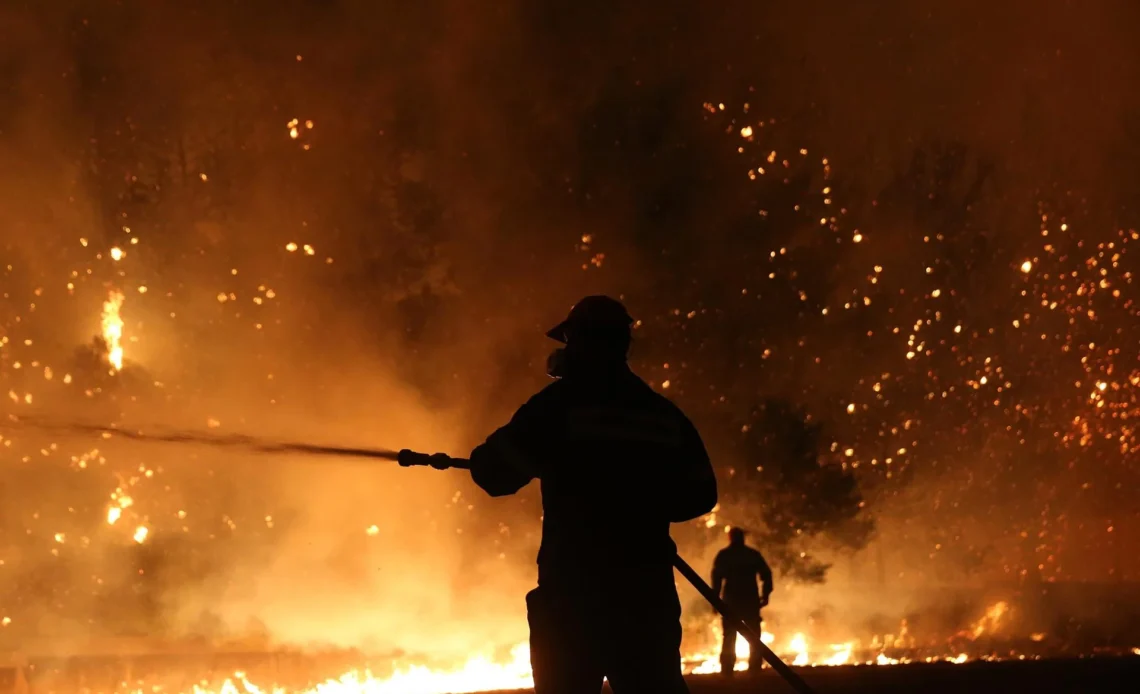 Ordenan-evacuacion-de-mas-de-5.000-personas-de-las-afueras-de-Atenas-por-gran-incendio-1140x694
