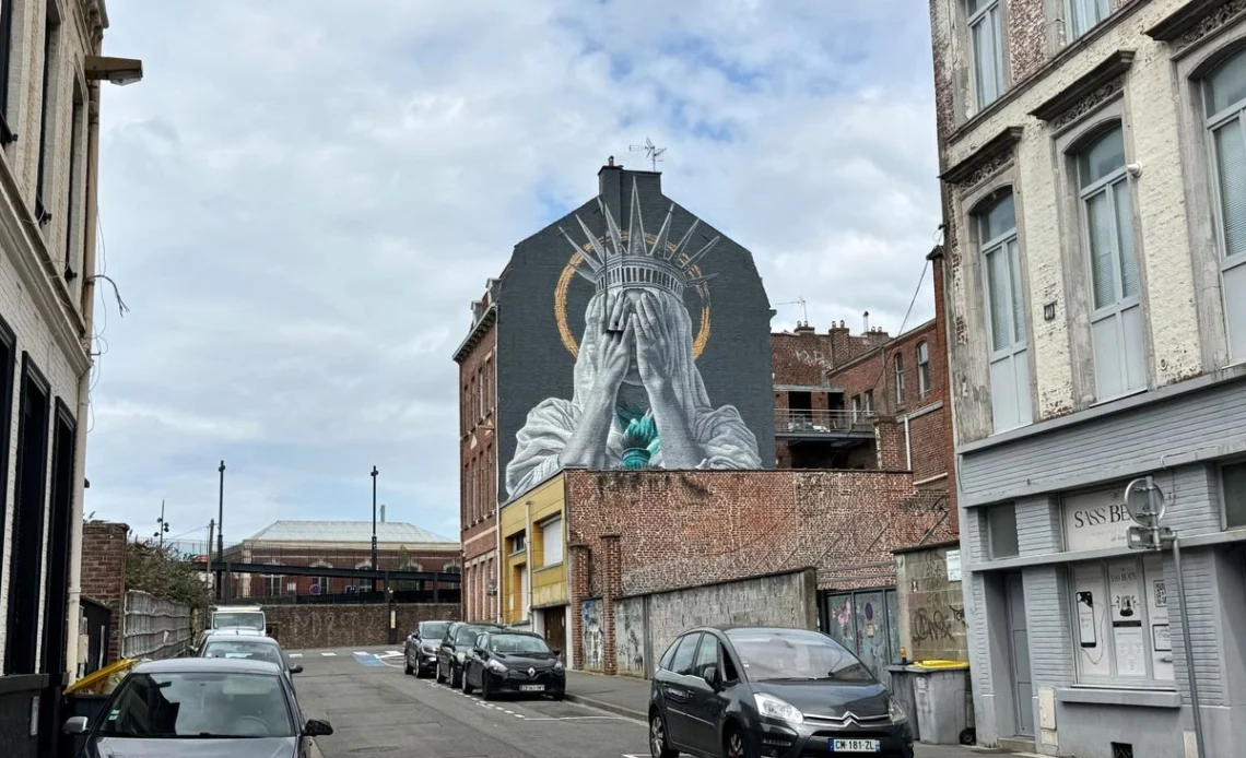 mural-en-francia-muestra-a-la-estatua-de-la-libertad-cubriendose-los-ojos-en-critica-a-trump_51813e05-3177-4e78-b504-9aca12d73f94_medialjnimgndimagefullsize-1140x694