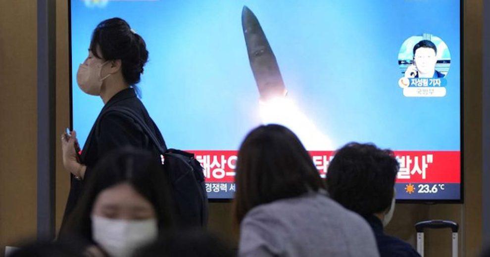 Corea-del-Norte-dispara-un-misil-balístico-que-sobrevuela-Japón-990x520