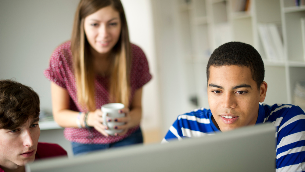 Foto-web-jovenes-estudiantes-acceso-a-internet