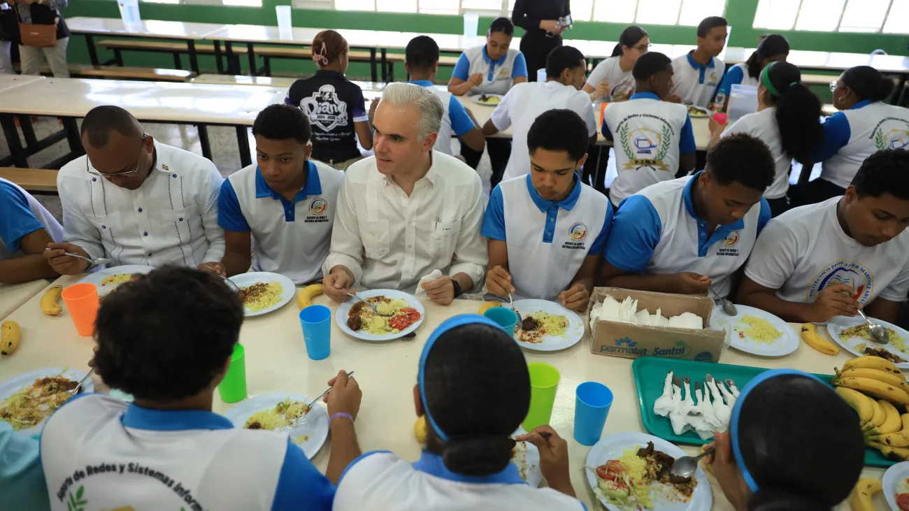 Ministro de Educación comparte almuerzo escolar