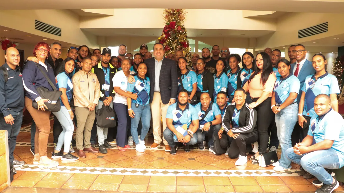 El director ejecutivo del Instituto Nacional de Educación Fisica, Alberto Rodrìguez Mella, junto a expositores y participantes del Congreso Internacional de Ciencias....