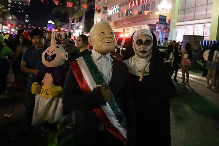 Cientos-de-personas-caracterizadas-de-personajes-de-terror-participan-en-la-celebracion-de-Halloween-hoy-en-la-ciudad-fronteriza-de-Tijuana-2