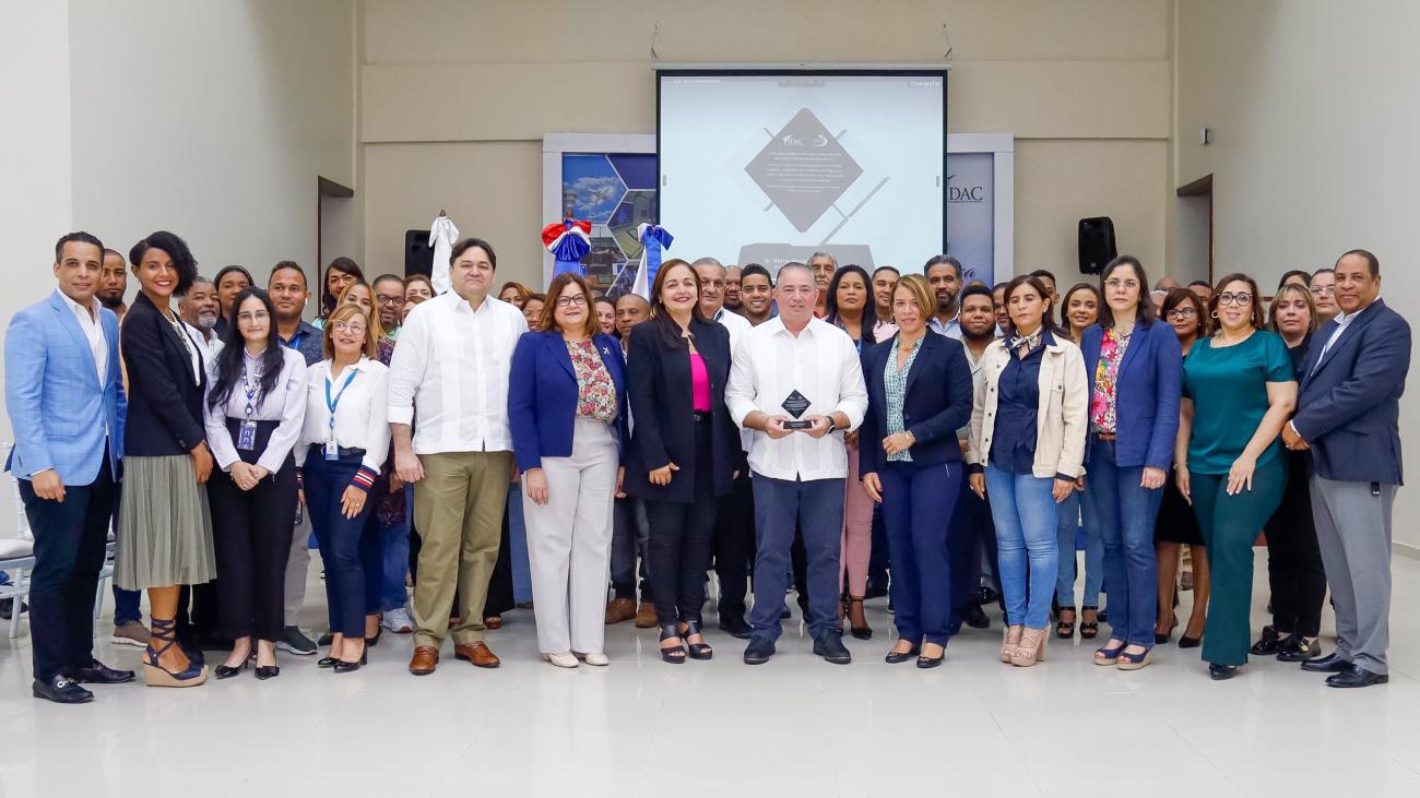 Reconocimiento al director general del IDAC, Héctor Porcella