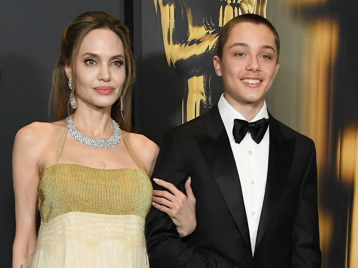 angelina-jolie-sohn-knox-posierten-arm-arm-fotogra