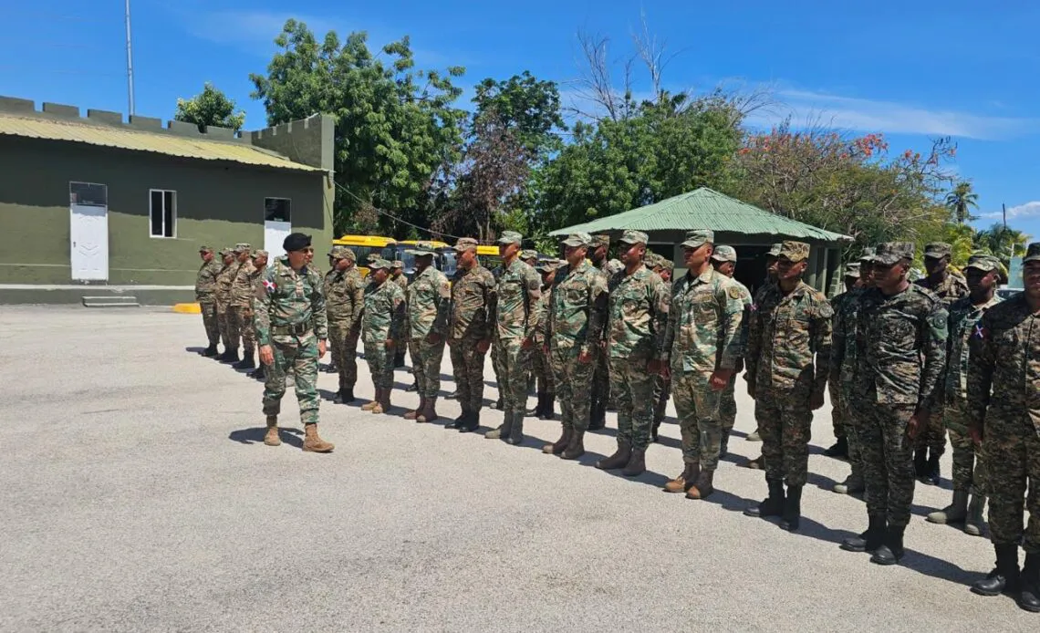 Comandante-General-del-Ejercito-supervisa-Jimani-1140x694