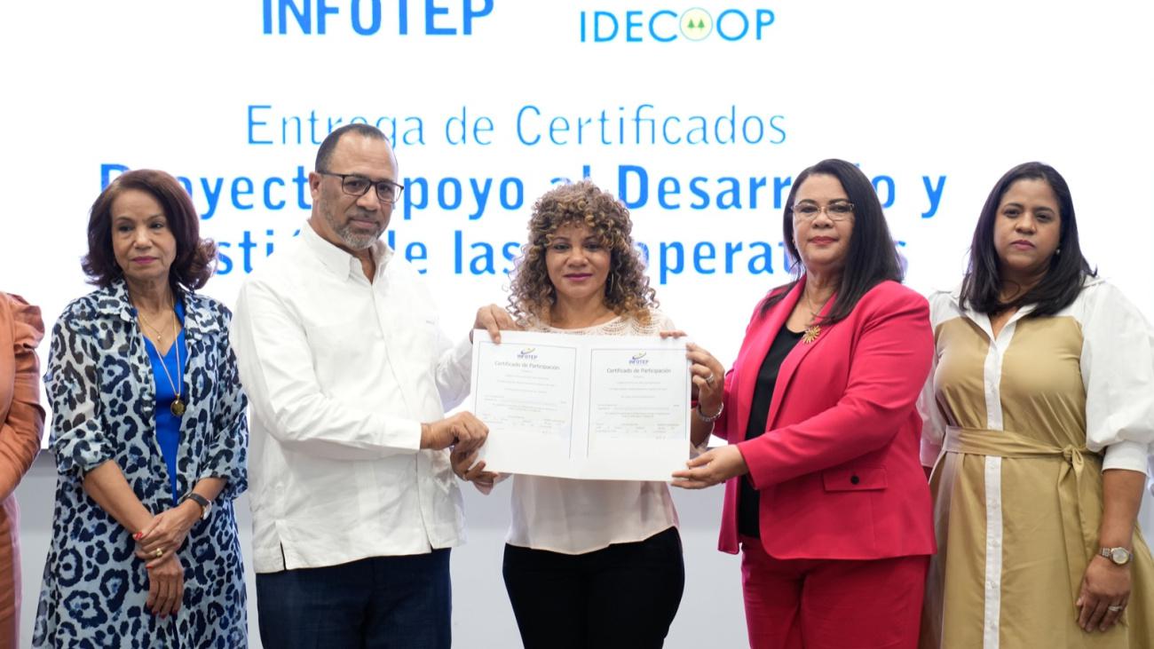 Franco De Los Santos, presidente administrador del IDECOOP y Maira Morla, sub directora general INFOTEP entregan certificado a participantes 2
